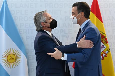 30/10/2021. Cumbre del G20. El presidente del Gobierno, Pedro Sánchez, saluda al presidente de Argentina, Alberto Fernández.